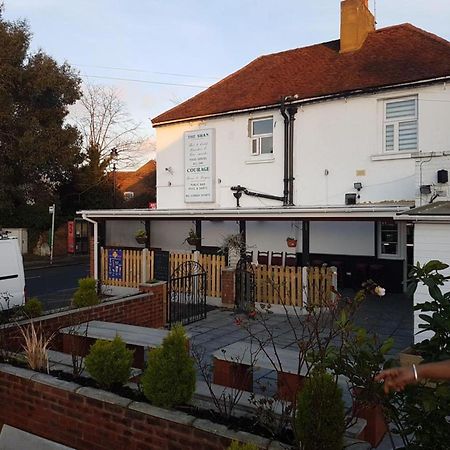 Swan Inn, Heathrow Airport Stanwell Exterior foto